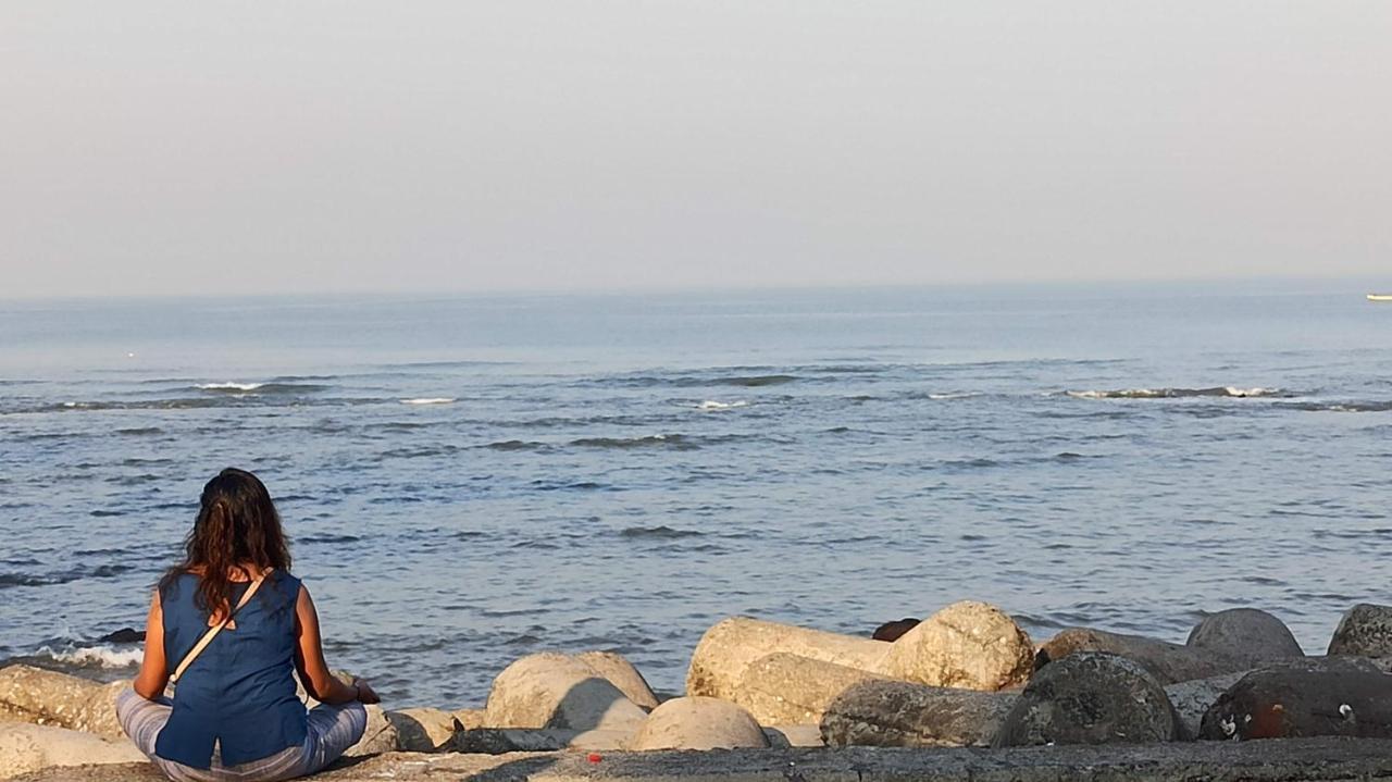 Cozy Private Ac Studio By The Sea Bandstand Bandra W Mumbai Nr Taj Lands End Lejlighed Eksteriør billede