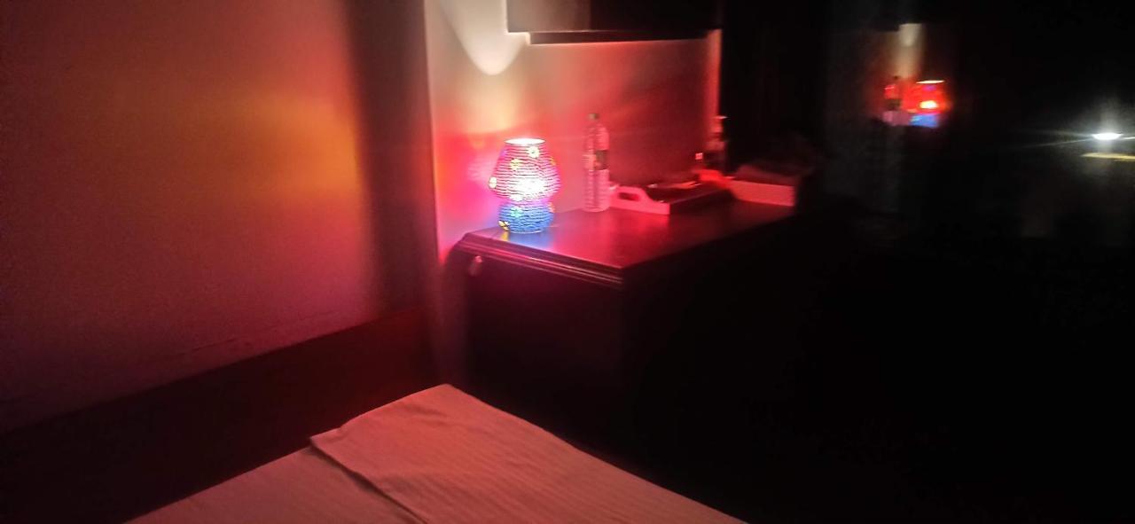 Cozy Private Ac Studio By The Sea Bandstand Bandra W Mumbai Nr Taj Lands End Lejlighed Eksteriør billede